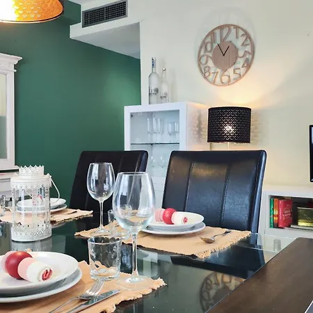 Lägenhet Jardines Del Puerto - Brand New 2bd With Parking, Wifi & Pool Marbella